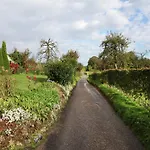 In With Garden & Bbq